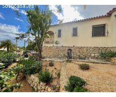 * Chalet de 2 habitaciones (posible 3), reformado, con parking en La Nucía *
