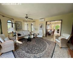 * Chalet de 2 habitaciones (posible 3), reformado, con parking en La Nucía *