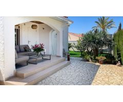 Chalet reformado de 4 dormitorios en una planta, piscina, 500m2 de parcela, en el centro del Albir