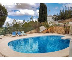 Chalet de 3 dormitorios con garaje y piscina comunitaria a 5 minutos de Alfaz del Pi