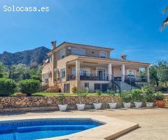 Finca de 4500m2 con villa de cuatro dormitorios grandes con vista, piscina, jacuzzi y garaje
