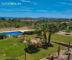 Finca de 4500m2 con villa de cuatro dormitorios grandes con vista, piscina, jacuzzi y garaje