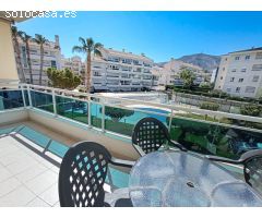 Apartamento de esquina de 2 dormitorios y 2 baños, plaza de garaje y piscina cubierta en Albir