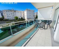 Apartamento de esquina de 2 dormitorios y 2 baños, plaza de garaje y piscina cubierta en Albir