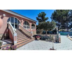 **Villa de 4 habitaciones con piscina y parcela de 3000m2 en Avda Coloma**