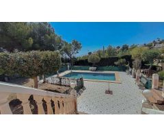 **Villa de 4 habitaciones con piscina y parcela de 3000m2 en Avda Coloma**