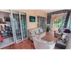 **Villa de 4 habitaciones con piscina y parcela de 3000m2 en Avda Coloma**