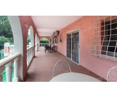 **Villa de 4 habitaciones con piscina y parcela de 3000m2 en Avda Coloma**