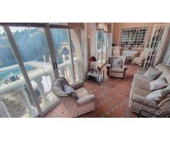 **Villa de 4 habitaciones con piscina y parcela de 3000m2 en Avda Coloma**