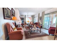 **Villa de 4 habitaciones con piscina y parcela de 3000m2 en Avda Coloma**