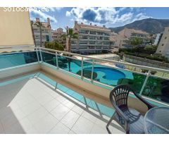 Apartamento de esquina de 2 dormitorios y 2 baños, plaza de garaje y piscina cubierta en Albir