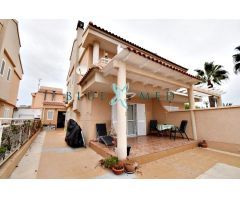 CHALET ADOSADO EN PLAYA GRANDE