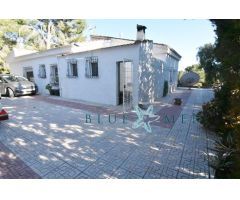 casa de campo con piscina y zona deportivo comunitario