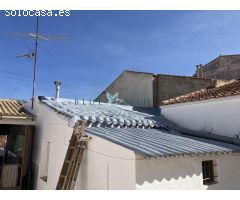 Amplia casa de pueblo con garaje y terreno para construir cerca.