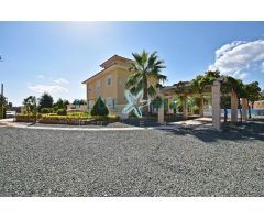 IMPRESIONANTE CHALET A LA VENTA EN TOTANA