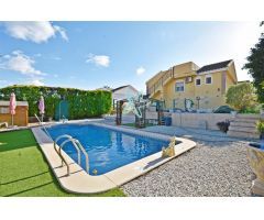 VILLA NEPTUNO CON PARCELA Y PISCINA EN CAMPOSOL