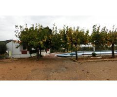 Finca rústica de 27.000 m2 con caseta y almacén.