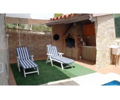 Chalet de 180 m2,  5 dormitorios, piscina, barbacoa. A 300 me del mar