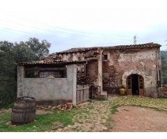 Masia de unos 570 m2 para reformar y reforzar estructuralmente con 470.000 m2 de terreno