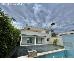 Se vende una casa en Albir 