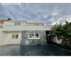 Se vende una casa en Albir 
