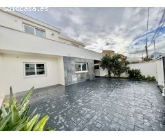 Se vende una casa en Albir 