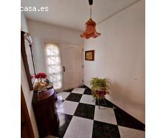OPORTUNIDAD ENCANTADORA- CASA  DE 3 PLANTAS CON PATIO Y AMPLIO GARAJE EN VENTA EN PINEDA DE MAR