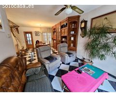 OPORTUNIDAD ENCANTADORA- CASA  DE 3 PLANTAS CON PATIO Y AMPLIO GARAJE EN VENTA EN PINEDA DE MAR