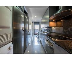 PISO A PRIMERA LÍNEA DE MAR EN VENTA EN EL PUERTO DEPORTIVO, BADALONA