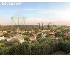 Chalet independiente rústico en las Colinas: dos salones, dos cocinas, chimenea, jardín, etc.