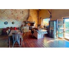 Chalet independiente rústico en las Colinas: dos salones, dos cocinas, chimenea, jardín, etc.