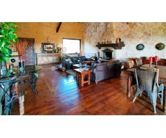 Chalet independiente rústico en las Colinas: dos salones, dos cocinas, chimenea, jardín, etc.