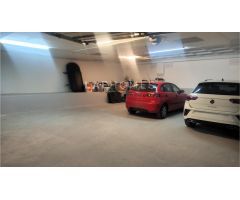 Garaje cerrado de 98 m² en Amara – Amplio, seguro y con puerta motorizada