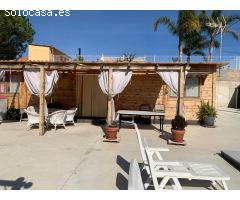Casa de madera en parcela con piscina