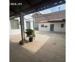 Casa independiente con patio y terreno de huerta