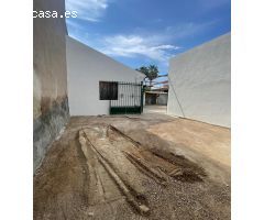 Casa independiente con patio y terreno de huerta