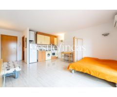 ¡MAGNÍFICO ESTUDIO CON PARKING Y PISCINA COMUNITARIA Y A 10 MINUTOS ANDANDO DE LA PLAYA!
