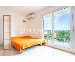 ¡MAGNÍFICO ESTUDIO CON PARKING Y PISCINA COMUNITARIA Y A 10 MINUTOS ANDANDO DE LA PLAYA!