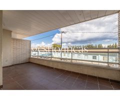 ¡FANTÁSTICO PISO DE 2 HABITACIONES, 2 BAÑOS Y PARKING EN EL CENTRO DE CAMBRILS!