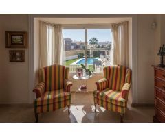 Villa seminueva 414 m2, 5 dorm. + bodega 3 baños y aseo, vistas a mar y parque. Piscina garajes