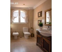 Villa seminueva 414 m2, 5 dorm. + bodega 3 baños y aseo, vistas a mar y parque. Piscina garajes