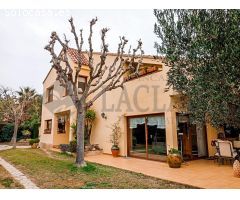 Preciosa casa adosada con bonito jardín en Pacs, exclusiva zona Pla de Cavalls