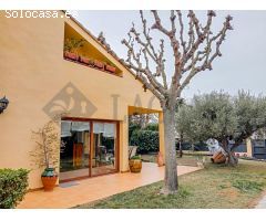 Preciosa casa adosada con bonito jardín en Pacs, exclusiva zona Pla de Cavalls