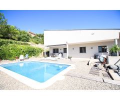 Exclusiva Casa en Cunit: Diseño Moderno en un Entorno Natural Inigualable