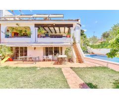 ESPECTACULAR VILLA CON PISCINA Y JARDIN EN PLENO CORAZÓN DE MARBELLA
