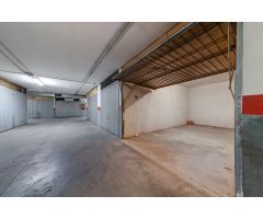 ¡Tu espacio seguro en el corazón de Torrevieja! Garaje cerrado de 46m² disponible ahora.