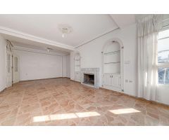DESCUBRE LA COMODIDAD Y EL LUJO EN ESTA ESPACIOSA CASA DE 5 DORMITORIOS Y 2 BAÑOS EN RAMON GALLUD