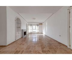 DESCUBRE LA COMODIDAD Y EL LUJO EN ESTA ESPACIOSA CASA DE 5 DORMITORIOS Y 2 BAÑOS EN RAMON GALLUD