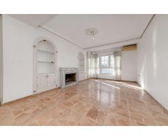 DESCUBRE LA COMODIDAD Y EL LUJO EN ESTA ESPACIOSA CASA DE 5 DORMITORIOS Y 2 BAÑOS EN RAMON GALLUD
