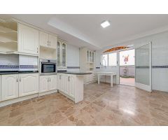 DESCUBRE LA COMODIDAD Y EL LUJO EN ESTA ESPACIOSA CASA DE 5 DORMITORIOS Y 2 BAÑOS EN RAMON GALLUD